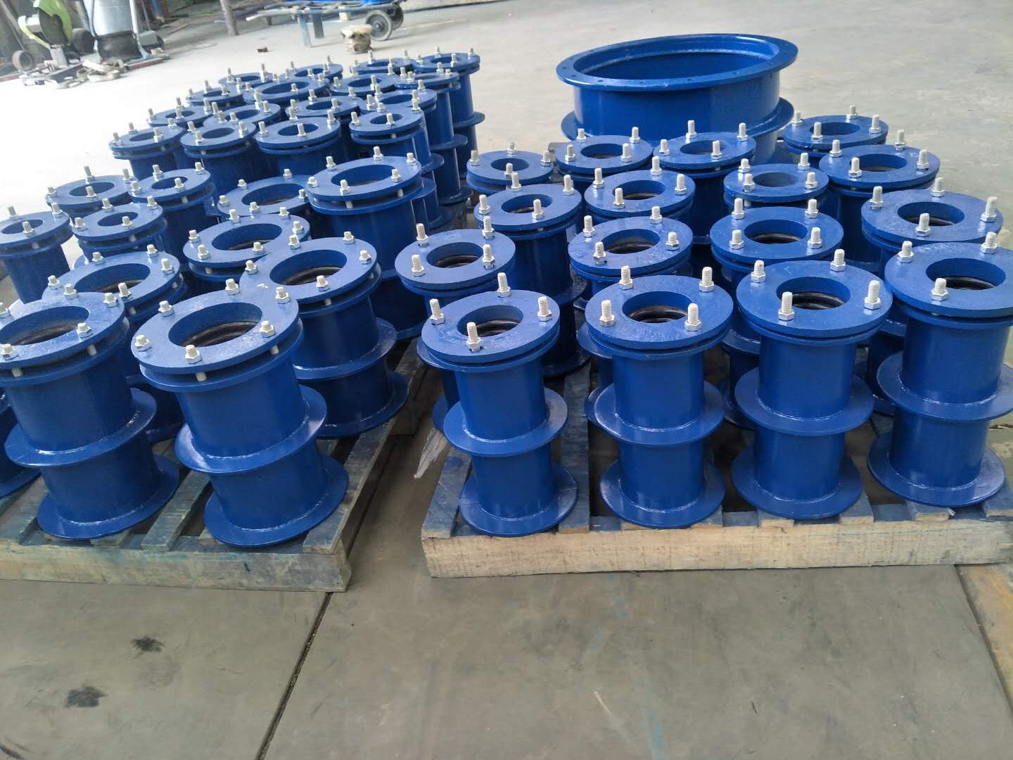 工作管道穿過柔性防水套管之後,橡膠密封圈緊固著管道,填充密封